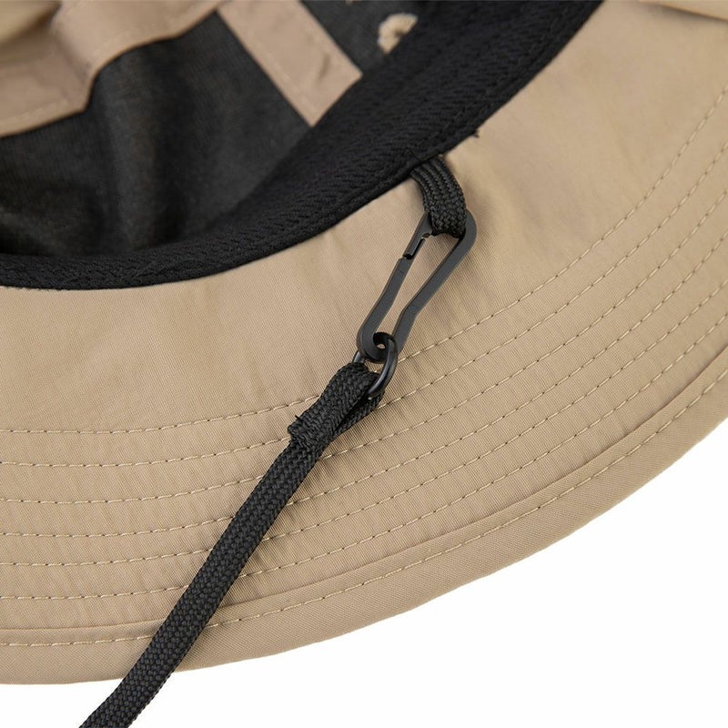 フックであご紐の取り外し可