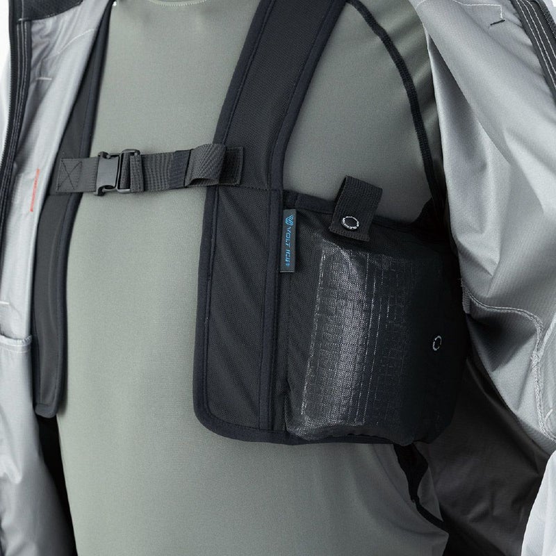 作業服の下にも着られる