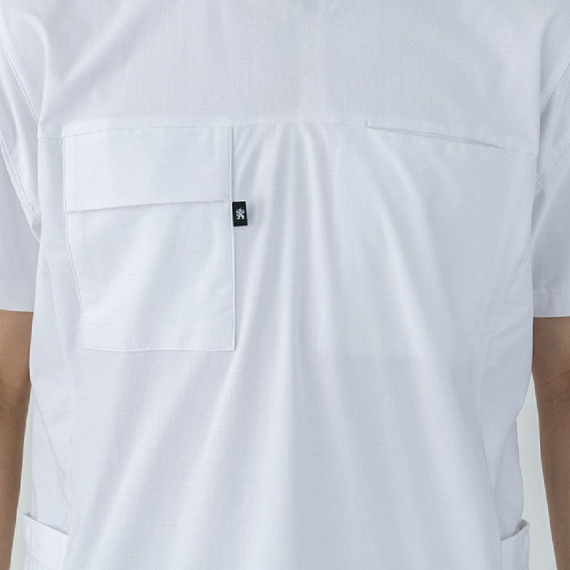 形の異なる両胸ポケット